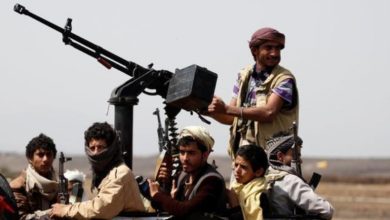 يستمر إرهاب ميليشيا الحوثي للشعب اليمني الأمر الذي دفع العديد من المواطنين لمحاولة الهرب خارج البلاد في ظل الجرائم المستمرة. ومصادرة ممتلكاتهم وفرض إتاوات مالية تحت مسمى دعم الحرب والمجهود الحربي وخطف أبنائهم وإجبارهم على حمل السلاح والقتال. بالإضافة إلى عجز المجتمع الدولي عن وضع حد لانتهاكات عناصر الحوثي المدعومين من إيران. أمسيات مشبوهة أعلنت مصادر مطلعة أن الأوامر الإيرانية الأخيرة لميليشيا الحوثي قضت بتخصيص ملايين الريالات لإقامة عشرات الأمسيات الطائفية في جميع أحياء العاصمة المحتلة "صنعاء". بهدف نشر الفكر الشيعي وملء العقول بالتعليمات الإيرانية لحشد مزيد من المجندين إلى ميليشيا الحوثي. استغلالًا للهدنة اليمنية التي تم تمديدها لشهرين إضافيين. وأكدت المصادر أن التحركات الحوثية تركز على شريحة ضخمة من النساء وهن من يتعرضن للاضطهاد وتكبيل الحرية. فقررت ميليشيا الحوثي السماح لهن بحضور الأمسيات بهدف إقناعهن بالانضمام للميليشيا. والحصول على حريتهن من القوانين الحوثية المتطرفة. وفي هذا الجانب، أعرب العديد من السكان في العاصمة صنعاء التي يتخذها الحوثي معقلها الرئيسي، عن رفضهم لحضور الأمسيات أو المشاركة في الفعالية التي تنظمها الميليشيا الحوثية. إلا أنهم واجهوا تهديدات من الميليشيا الحوثية بحرمانهم من الخدمات المعيشية في البلاد. أسرى في بلادهم من جانبه، يقول عضو الفريق الإعلامي بوزارة الإعلام التابعة للحكومة الشرعية في اليمن مرزوق الصيادي، إن ميليشيات الحوثي الإرهابية. شكلت لجان ما يسمى بالمشرفين للنزول إلى مناطق ومديريات في محافظة إب وسط اليمن لفرض إتاوات مالية وفرض مبالغ على المواطنين كتبرعات للمجهودات الحربية. ومن يرفض دفع الإتاوة يتم إجباره على تسليم أحد أطفاله للتجنيد والانضمام لمدارس الحوثيين لتعليم حمل السلاح والقتال. ويضيف الصيادي : أن القيادات الحوثية عرضت على أرباب الأسر خيارين إما تجنيد أبنائهم أو دفع مبلغ مالي كبير مقابل إعفائهم من التجنيد. مشيرًا إلى أن تلك الممارسات لجماعة الحوثي الإرهابية أثارت غضب المواطنين حيث وصف العديد من المواطنين شعورهم بأنهم أسرى في بلادهم. الإرهاب الحوثي في السياق ذاته، يرى المحلل السياسي اليمني محمد جميح، أن ميليشيا الحوثي تحاول أن تظهر نفسها للعالم بأنها جماعة مضطهدة معتدى عليها. وترفع دائماً شعار المظلومية كغيرها من الجماعات الإرهابية. مشيرا إلى أن هذه الميليشيا لم تدع وسيلة من وسائل الإرهاب إلا واستخدمتها، فقد ضربت بالصواريخ البالستية مطارات وموانئ مدنية في مدينة المخا وعدن وأبوظبي وأبها. وضربت كذلك تجمعات سكانية بالصواريخ والطائرات المسيرة في مأرب وتعز والرياض وغيرها من المدن في اليمن والمملكة العربية السعودية والإمارات العربية المتحدة. بالإضافة إلى انتهاكها لكافة المواثيق الدولية بتجنيد الأطفال، وتحويل المدارس إلى معسكرات تدريب وتفخيخ عقول الصغار والمراهقين. عبر دروس يسمونها الدروس الجهادية يتعلمون فيها أن بقية أبناء المجتمع. اليمني والعربي عبارة عن منافقين موالين لليهود والنصارى، يجب الجهاد ضدهم، لأنهم أعداء الإسلام، وأعداء "أهل البيت".