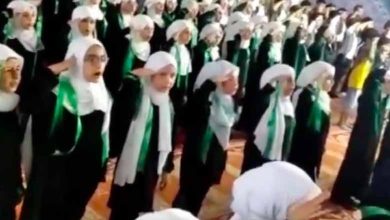 أطفال ينشدون أغاني عسكرية للنظام الإيراني في مسجد بتركيا