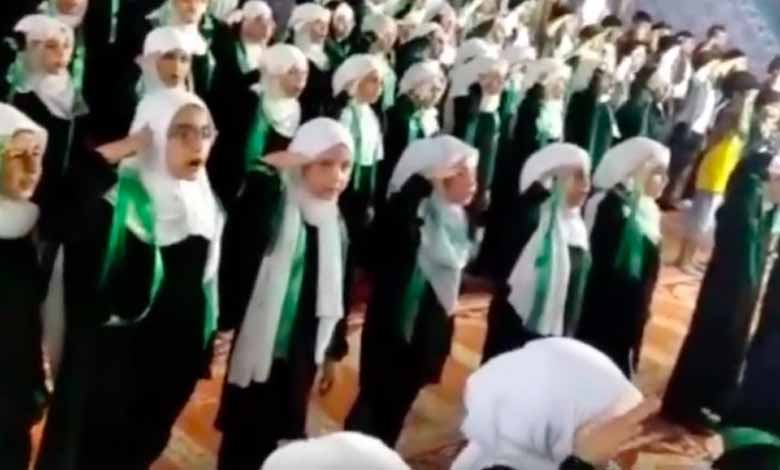 أطفال ينشدون أغاني عسكرية للنظام الإيراني في مسجد بتركيا