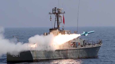 قوارب إيرانية تهدد سفينة أميركية... التفاصيل