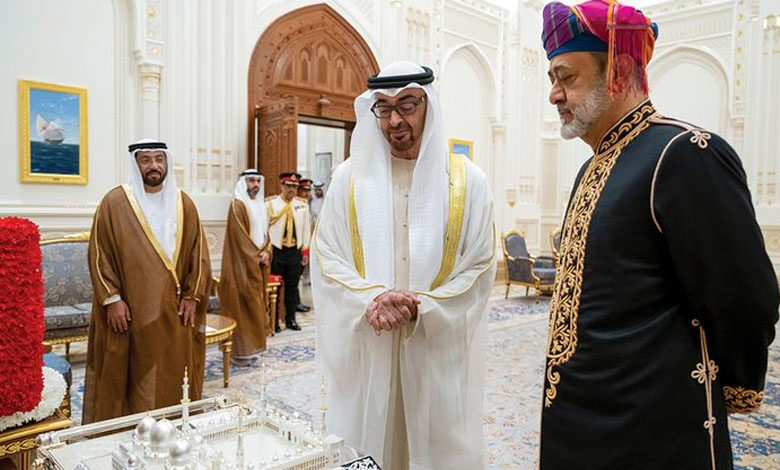 الإمارات وسلطنة عمان يتبادلان أرفع الأوسمة