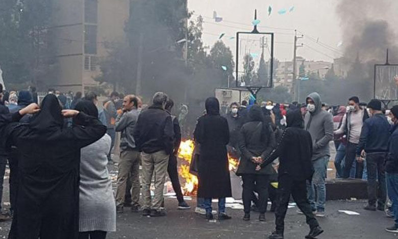 احتجاجات إيران تتواصل.. نزول للشوارع.. واستنكار دولي