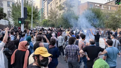 إيران.. طهران ترضخ أمام نساء على جدارية