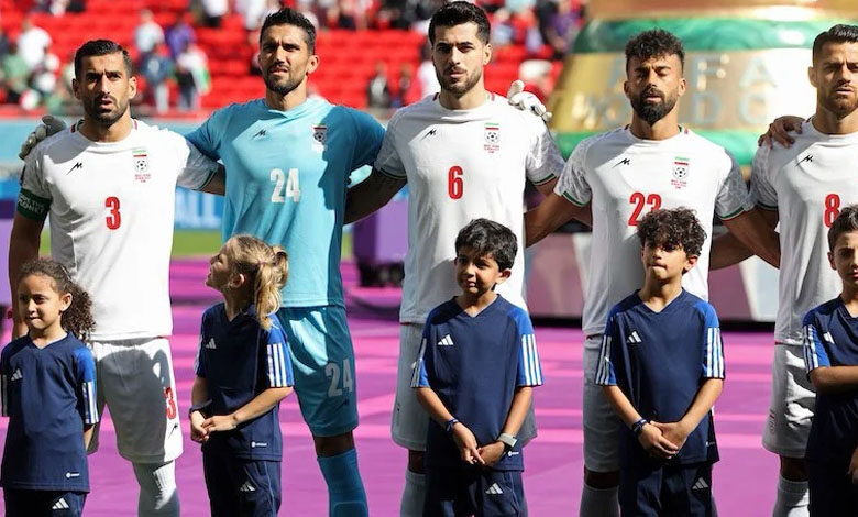 بعد تهديدات إيران ..لاعبو المنتخب الإيراني يؤدون النشيد الوطني