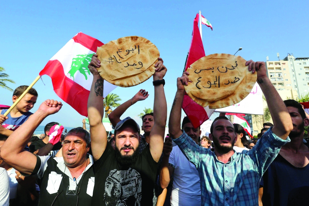 الغارديان: النخبة في لبنان تقود البلاد إلى الانهيار