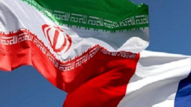 إيران تشمت في فرنسا وتطالبها للإصغاء إلى المحتجين