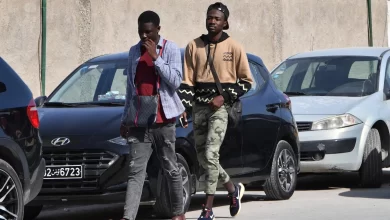 في انتظار الإجلاء.. مئات المهاجرين الأفارقة أمام سفاراتهم بتونس
