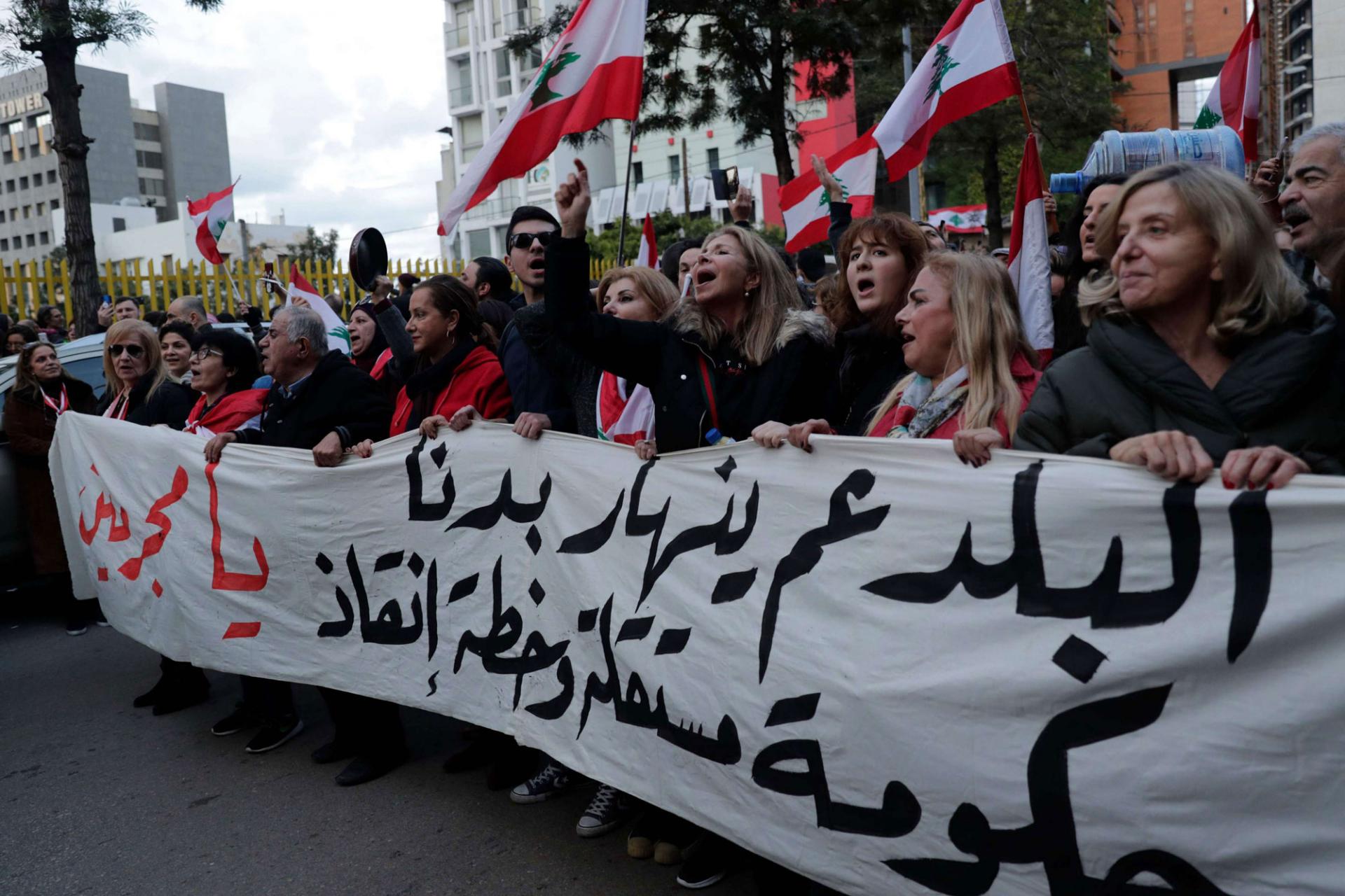 أزمة لبنان الاقتصادية.. الموظفون يرفضون العمل والنساء يبحثن عن فرصة لزيادة الدخل