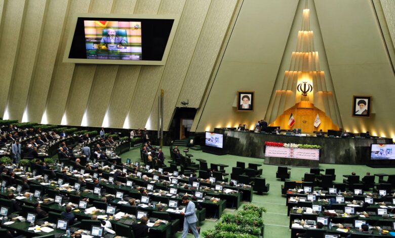 البرلمان الإيراني يهدد بعزل وزير الداخلية ووقف التعيينات الحكومية