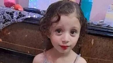جريمة قتل مروعة في مصر: امرأة تقتل ابنة ضريتها بسبب الغيرة، وابنتها تسلمها للشرطة