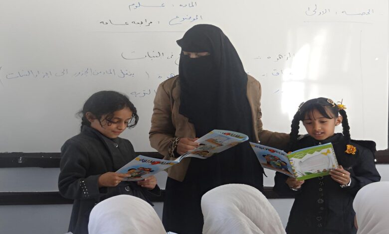 كيف يواجه المعلمون في اليمن سرقة الحوثي لرواتبهم؟