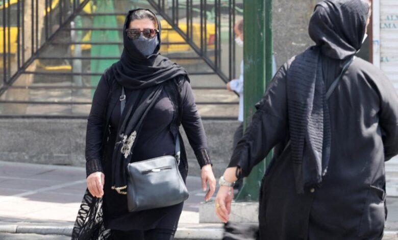 الحجاب في إيران يثير أزمة جديدة
