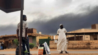 تصاعد الأزمة في السودان.. اشتباكات وغارات جوية تتسارع والمدنيون يدفعون الثمن