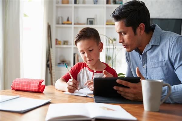 الآباء أفضل من الأمهات في المذاكرة للأبناء.. لماذا؟