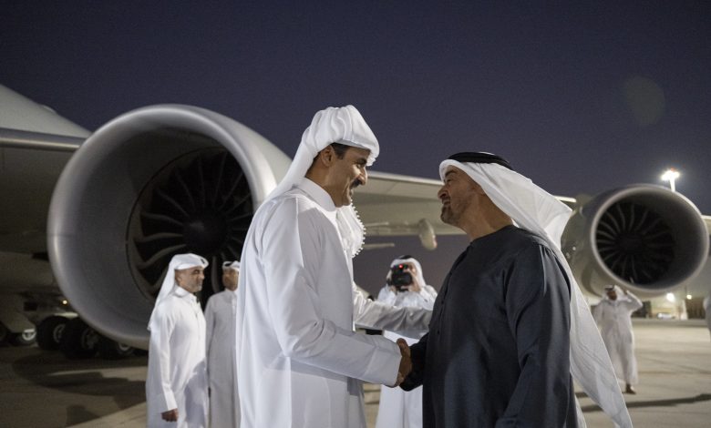 الشيخ محمد بن زايد يستقبل أمير قطر لدى وصوله أبوظبي في زيارة أخوية