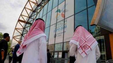 فازت الرياض باستضافة معرض "اكسبو 2030" متقدمة بفارق كبير على بوسان (كوريا الجنوبية) وروما، وفق ما أعلنه المكتب الدولي للمعارض اليوم الثلاثاء، ما يعكس ثقة العالم في المملكة التي تمضي بثبات على طريق تحقيق خطتها الاقتصادية الطموحة "رؤية 2030"، وسط توقعات بأن تكون النسخة الجديدة من التظاهرة العالمية استثنائية، خاصة وأن ولي العهد السعودي الأمير محمد بن سلمان الذي قاد ملف استضافة المعرض يحرص على أن يعطي الحدث الدولي دفعة قوية لجهود تحويل بلاده إلى مركز مالي عالمي جاذب للاستثمارات الأجنبية.