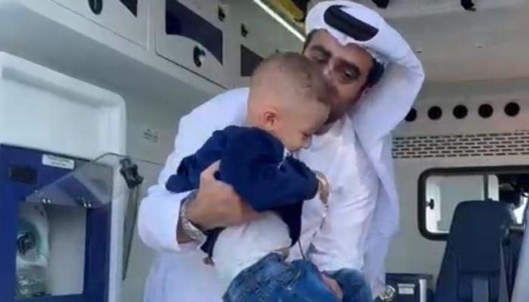 في مشهد يخطف القلوب.. قبلة إماراتي لطفل فلسطيني من غزة