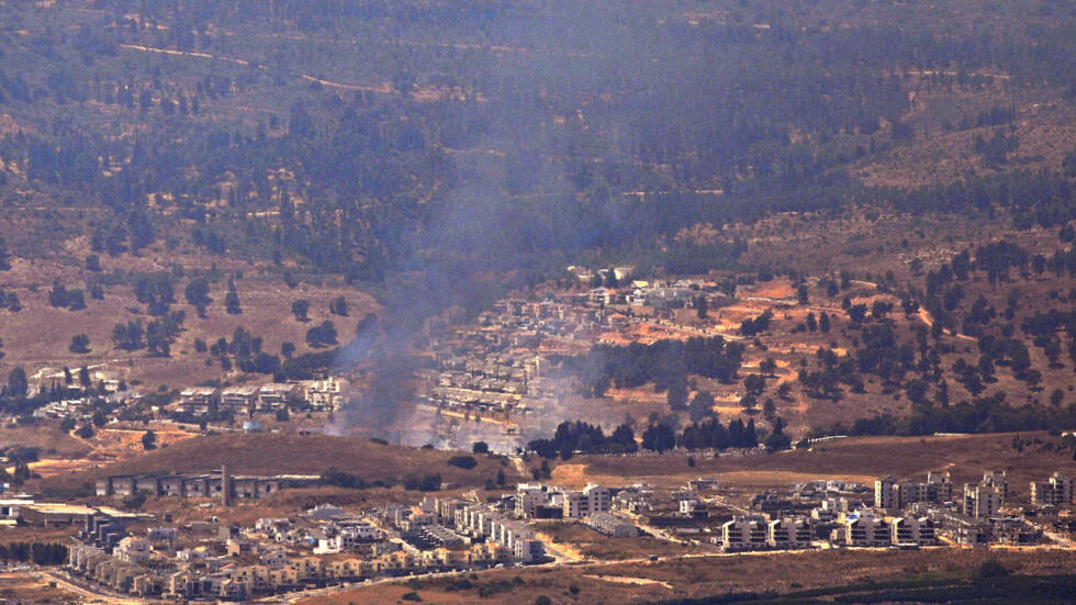 إسرائيل تستهدف مواقع لحزب الله في جنوب لبنان وسوريا