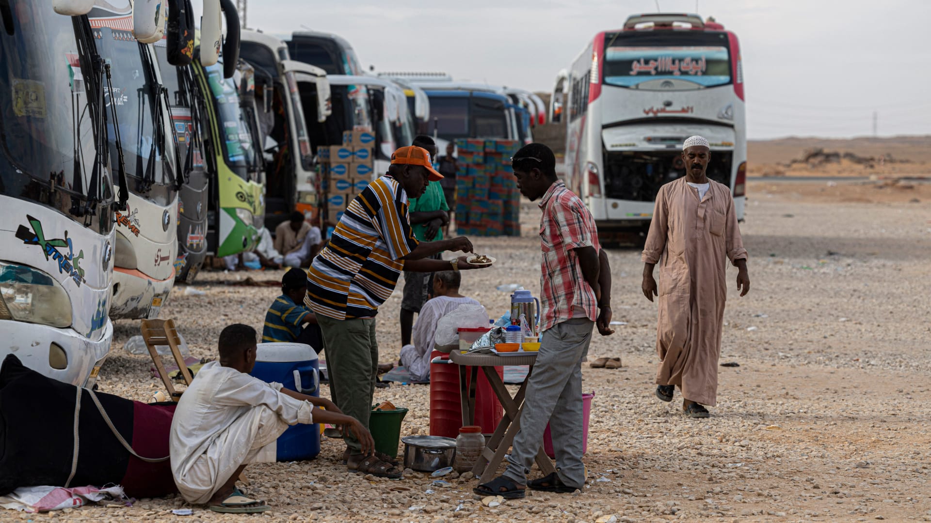 السلطات المصرية تصدّ المدنيين الفارين من النزاع في السودان