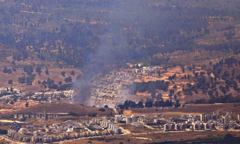 إسرائيل تستهدف مواقع لحزب الله في جنوب لبنان وسوريا