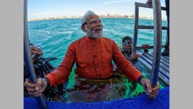 رئيس وزراء الهند يصلي تحت الماء.. التفاصيل