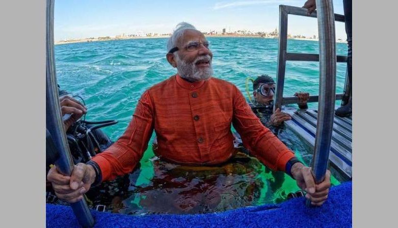 رئيس وزراء الهند يصلي تحت الماء.. التفاصيل