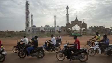 هجوم على مسجد في بوركينا فاسو يودي بعشرات القتلى