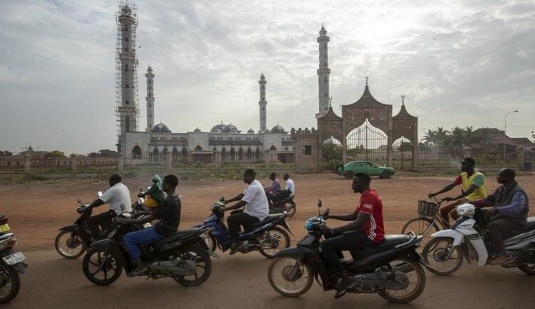 هجوم على مسجد في بوركينا فاسو يودي بعشرات القتلى