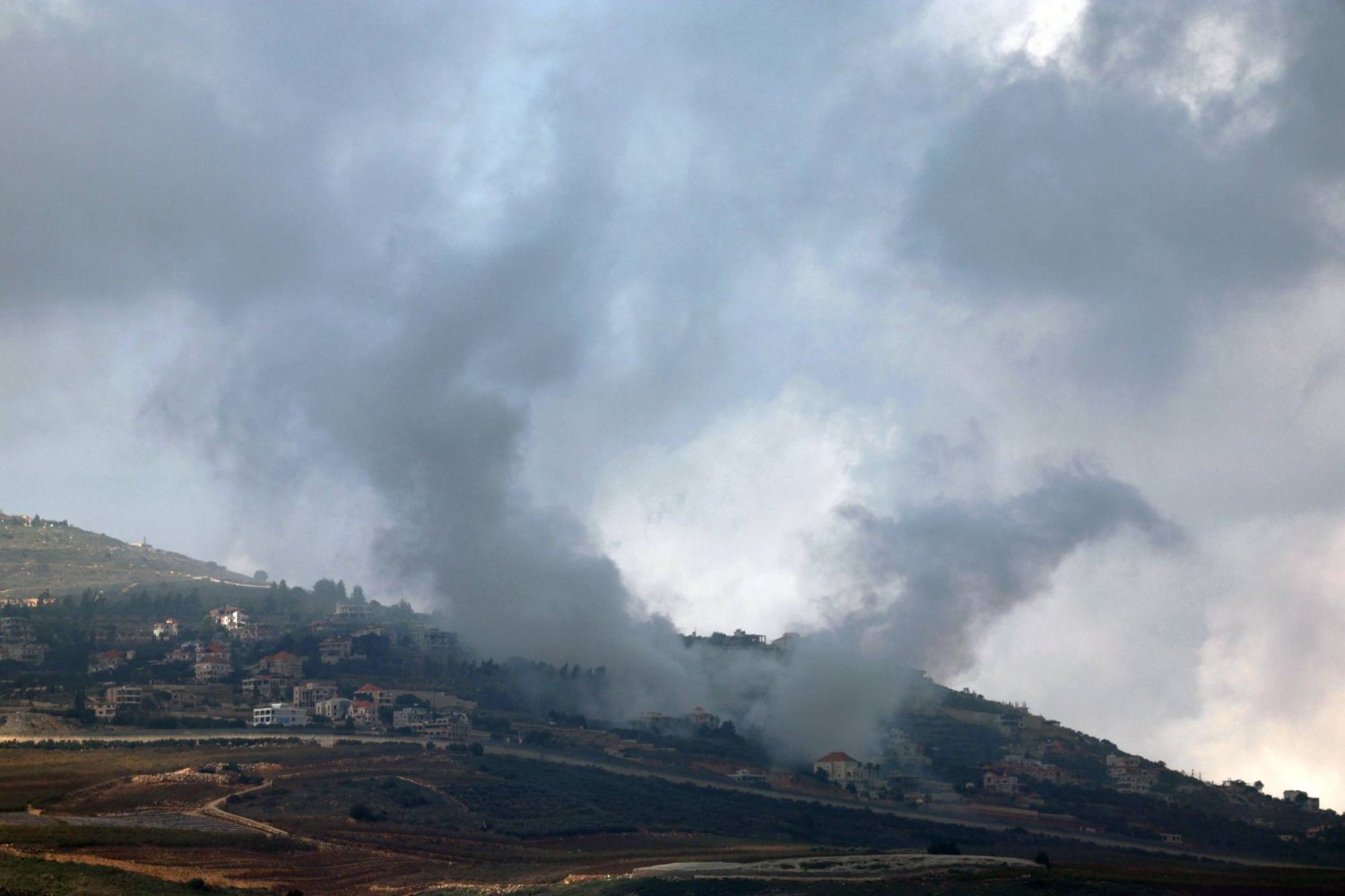 إسرائيل تكثف من الغارات على مواقع حزب الله في سوريا