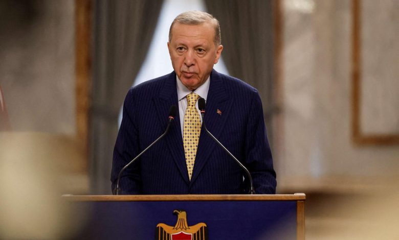 أردوغان ينتقد الحلفاء ويلوح بعملية عسكرية شمال سوريا
