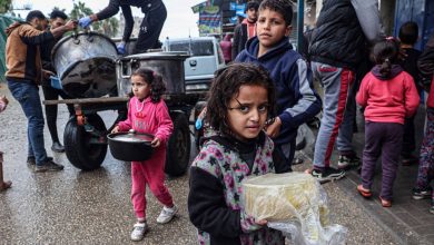 أطفال فلسطين يدفعون ثمن ويلات الحرب ويبحثون عن المأكل