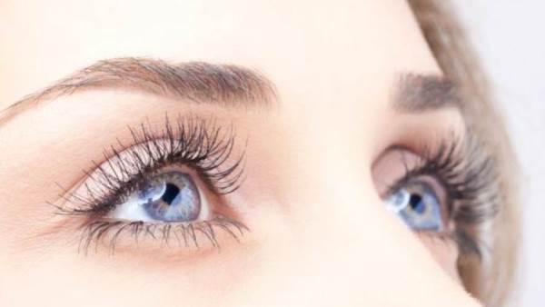 تجريم عمليات تغيير لون العينين في مراكز التجميل