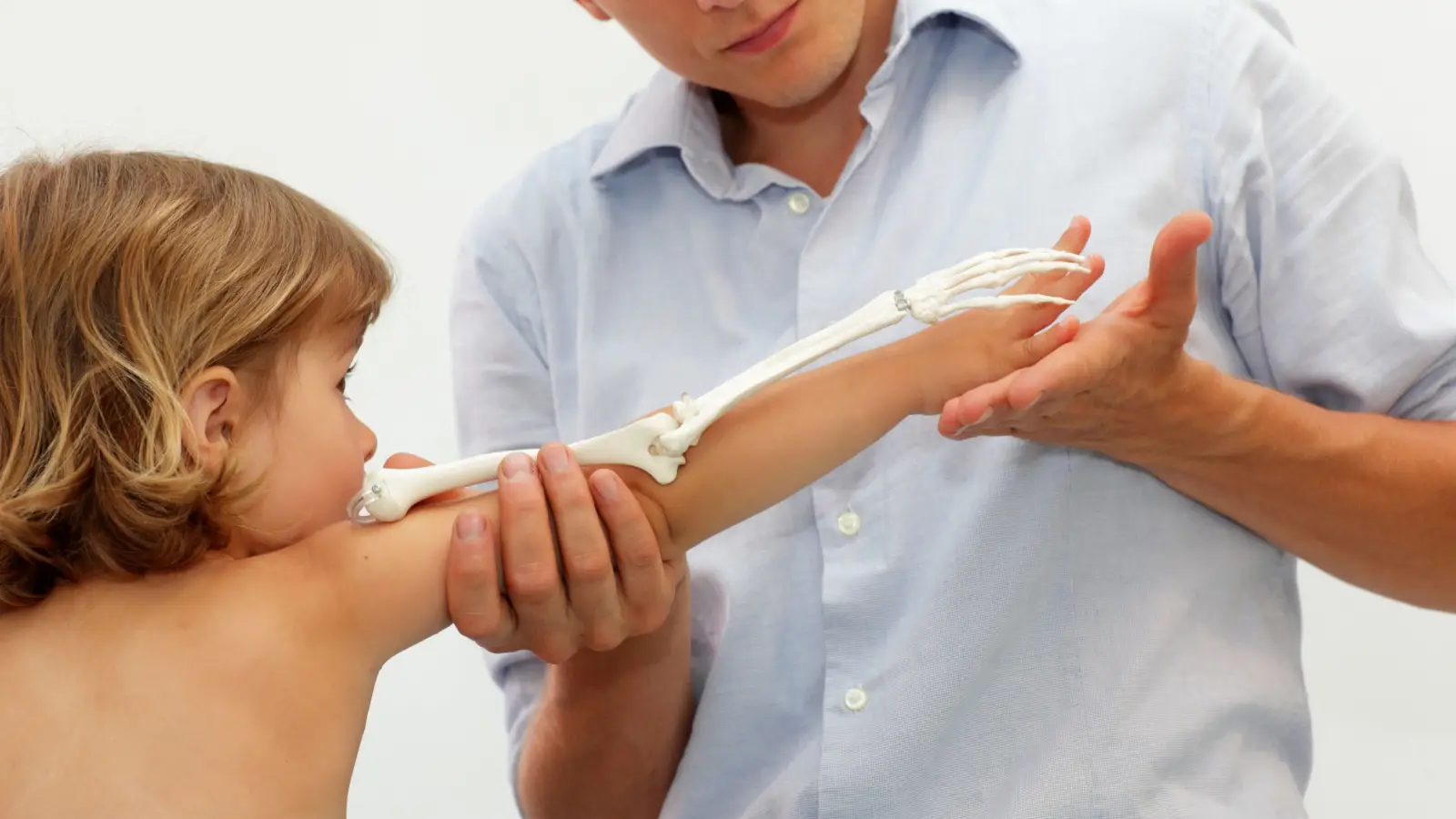 3 عادات تعزز صحة عظام طفلك