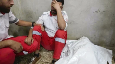 مأساة في غزة: مسعف يحمل جثة والدته عن غير قصد