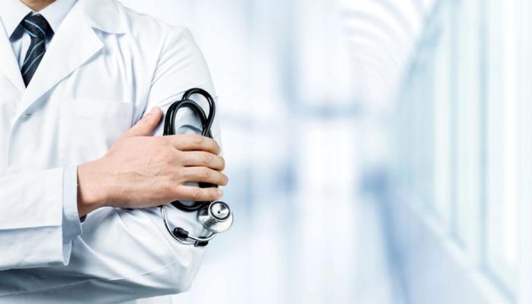 الطب يتحوّل إلى جريمة.. اتهام طبيب بقتل 15 مريضًا عمدًا