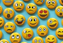 الإيموجي الذي يُفسر خطأً: لماذا قد تسيء الابتسامة فهمك؟