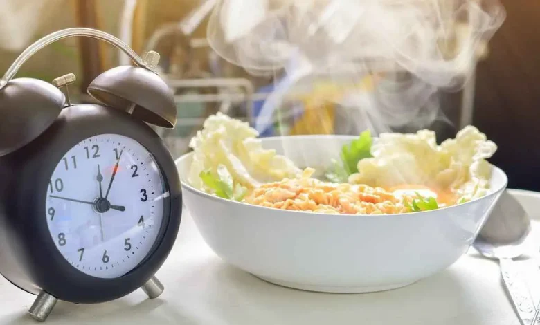 بين الرشاقة والقلق الغذائي.. هل يدفعنا الصيام المتقطع نحو اضطرابات الأكل؟