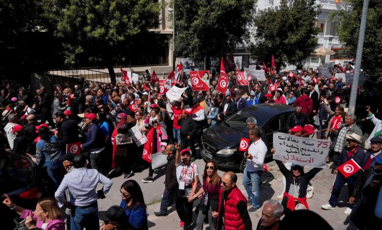 حراك شعبي في تونس وسط تصاعد الخلافات بين السلطة والمعارضة