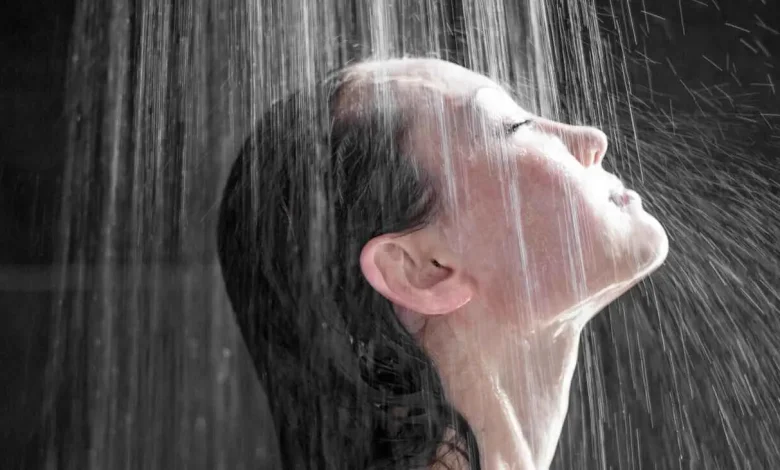 دفء الماء وراحة القلب.. لماذا لا تستغني النساء عن الاستحمام الساخن؟