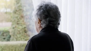 صدمة في الحي: مسنة احتفظت بجثة ابنها داخل منزلها لسنوات