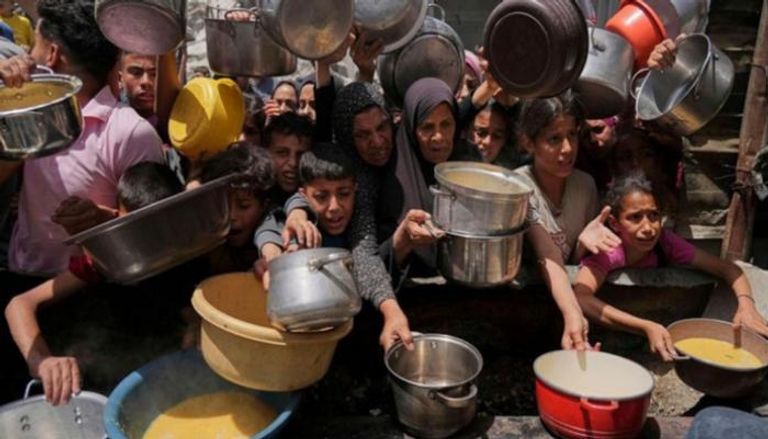 قطرة في محيط.. قلة المساعدات تدخل غزة وسط حصار إسرائيلي مشدد