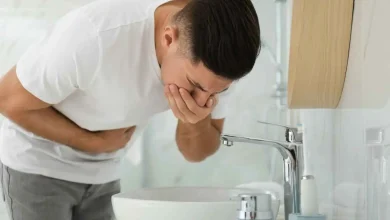 الفرق بين التسمم الغذائي والتهاب المعدة.. الأعراض والتشخيص