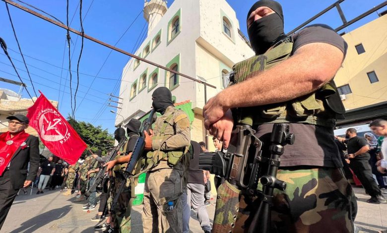 خلافات الفصائل الفلسطينية تُعطل خطة تسليم السلاح داخل المخيمات اللبنانية