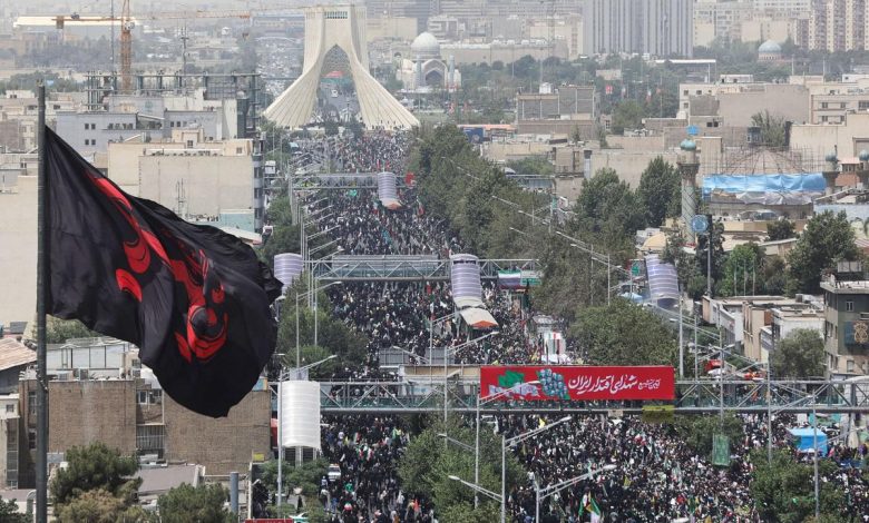 دماء القادة والعلماء تُؤبَّن في طهران.. جنازات رسمية تثير الغضب والتحدي