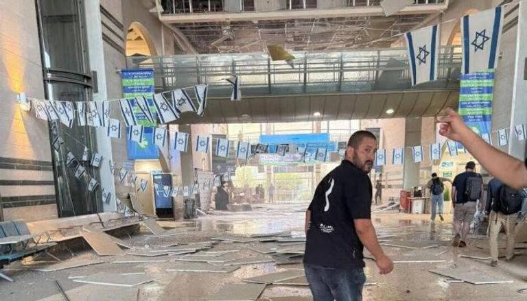 صاروخ إيراني يصيب مستشفى في إسرائيل.. إصابات وأضرار كبيرة