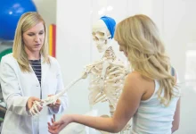 عظامك في خطر منذ المراهقة.. إليك كيف تحمين نفسك
