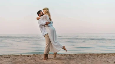 قبلة، كلمة، أو لمسة.. هكذا يقوّي التعبير العلني الزواج