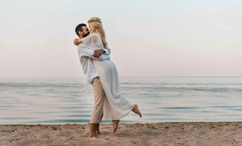 قبلة، كلمة، أو لمسة.. هكذا يقوّي التعبير العلني الزواج