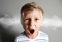 كيف تتعامل مع سلوك الضرب عند الأطفال دون صراخ أو عقاب؟