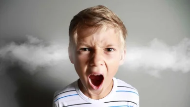 كيف تتعامل مع سلوك الضرب عند الأطفال دون صراخ أو عقاب؟